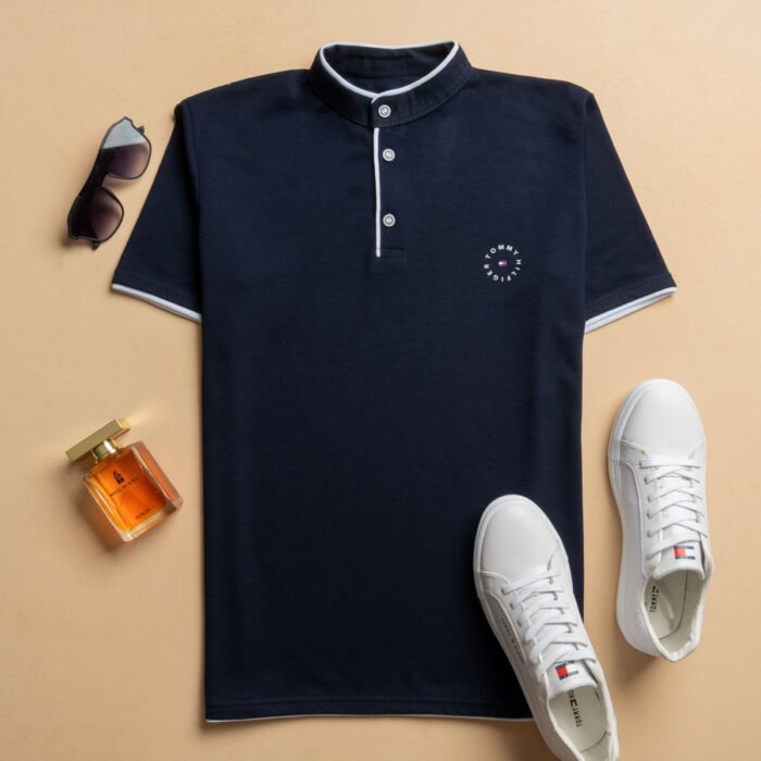 ⁦تيشرت Tommy نص ياقة⁩ - الصورة ⁦2⁩