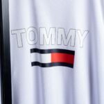 ⁦تيشيرت Tommy كم طويل⁩ - الصورة ⁦4⁩